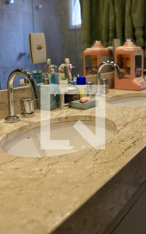 Casa para alugar com 450m², 3 quartos e 2 vagas Casa para alugar com 450m², 3 quartos e 2 vagasBanheiro (2) da Suíte Master