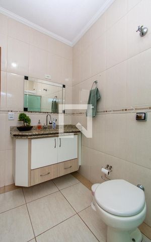 Casa à venda com 242m², 3 quartos e 2 vagas Casa à venda com 242m², 3 quartos e 2 vagasBanheiro Corredor