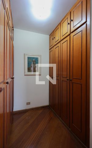 Apartamento à venda com 156m², 4 quartos e 3 vagas Apartamento à venda com 156m², 4 quartos e 3 vagasCloset da Suíte 1