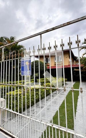 Casa de condomínio à venda com 700m², 4 quartos e 5 vagas Casa de condomínio à venda com 700m², 4 quartos e 5 vagasFachada - Plaquinha