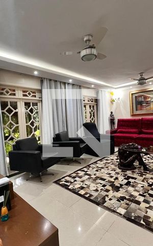Casa de condomínio à venda com 700m², 4 quartos e 5 vagas Casa de condomínio à venda com 700m², 4 quartos e 5 vagasSala