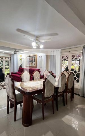 Casa de condomínio à venda com 700m², 4 quartos e 5 vagas Casa de condomínio à venda com 700m², 4 quartos e 5 vagasSala
