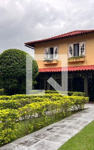 Casa de condomínio à venda com 700m², 4 quartos e 5 vagas Casa de condomínio à venda com 700m², 4 quartos e 5 vagasFachada