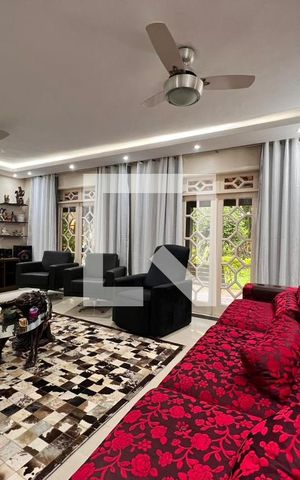 Casa de condomínio à venda com 700m², 4 quartos e 5 vagas Casa de condomínio à venda com 700m², 4 quartos e 5 vagasSala
