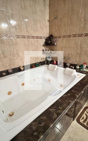 Casa de condomínio à venda com 700m², 4 quartos e 5 vagas Casa de condomínio à venda com 700m², 4 quartos e 5 vagasBanheiro Suite 02