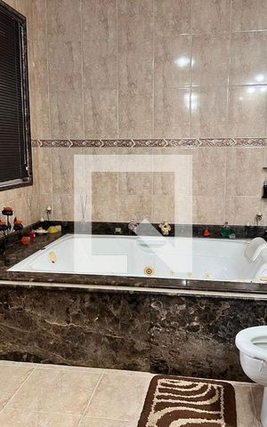Casa de condomínio à venda com 700m², 4 quartos e 5 vagas Casa de condomínio à venda com 700m², 4 quartos e 5 vagasBanheiro Suite 02