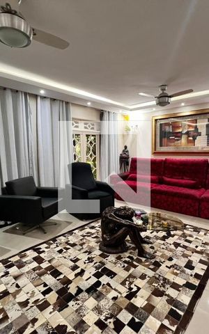 Casa de condomínio à venda com 700m², 4 quartos e 5 vagas Casa de condomínio à venda com 700m², 4 quartos e 5 vagasSala