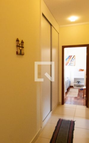 Casa à venda com 180m², 3 quartos e 4 vagas Casa à venda com 180m², 3 quartos e 4 vagasROUPEIRO/CORREDOR