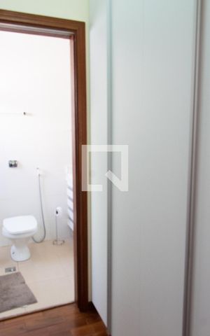 Casa à venda com 180m², 3 quartos e 4 vagas Casa à venda com 180m², 3 quartos e 4 vagasCLOSET