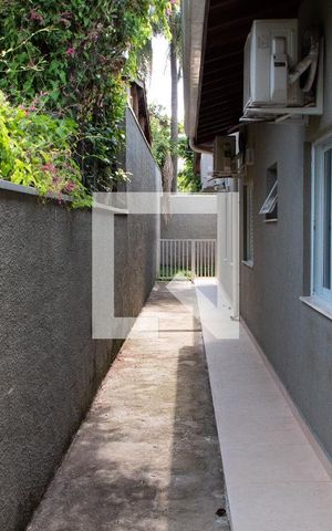 Casa à venda com 180m², 3 quartos e 4 vagas Casa à venda com 180m², 3 quartos e 4 vagasÁREA EXTERNA LATERAL
