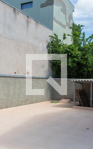 Casa à venda com 180m², 3 quartos e 4 vagas Casa à venda com 180m², 3 quartos e 4 vagasÁREA EXTERNA FUNDOS