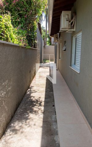 Casa à venda com 180m², 3 quartos e 4 vagas Casa à venda com 180m², 3 quartos e 4 vagasÁREA EXTERNA LATERAL