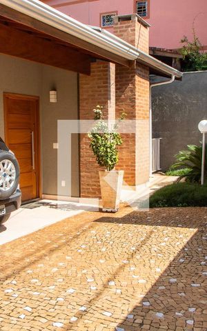 Casa à venda com 180m², 3 quartos e 4 vagas Casa à venda com 180m², 3 quartos e 4 vagasÁREA EXTERNA FRENTE