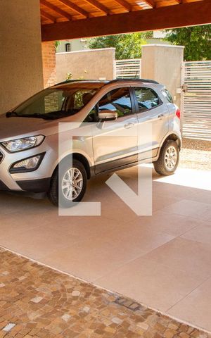 Casa à venda com 180m², 3 quartos e 4 vagas Casa à venda com 180m², 3 quartos e 4 vagasÁREA EXTERNA FRENTE