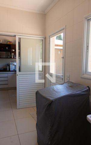 Casa à venda com 180m², 3 quartos e 4 vagas Casa à venda com 180m², 3 quartos e 4 vagasÁREA DE SERVIÇO