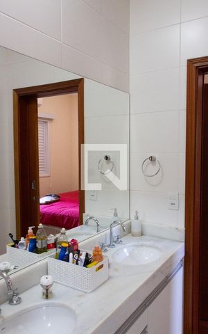Casa à venda com 180m², 3 quartos e 4 vagas Casa à venda com 180m², 3 quartos e 4 vagasBANHEIRO
