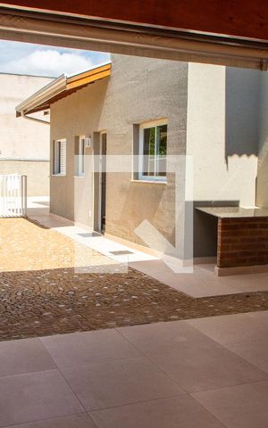 Casa à venda com 180m², 3 quartos e 4 vagas Casa à venda com 180m², 3 quartos e 4 vagasÁREA EXTERNA LATERAL