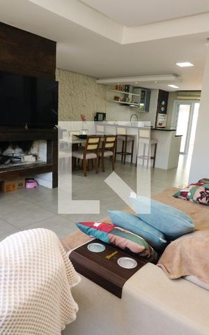 Casa à venda com 136m², 3 quartos e 2 vagas Casa à venda com 136m², 3 quartos e 2 vagasSala