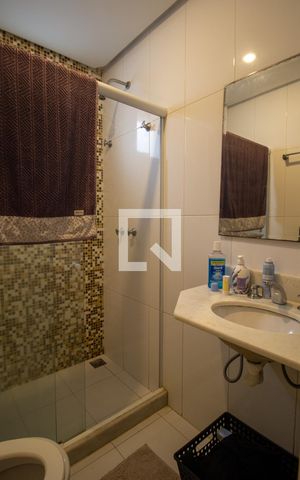 Casa de condomínio à venda com 280m², 5 quartos e 4 vagas Casa de condomínio à venda com 280m², 5 quartos e 4 vagasBanheiro da Suíte 4