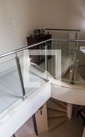Casa de condomínio à venda com 849m², 4 quartos e 6 vagas Casa de condomínio à venda com 849m², 4 quartos e 6 vagasEscada