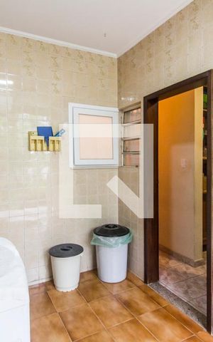 Casa de condomínio à venda com 849m², 4 quartos e 6 vagas Casa de condomínio à venda com 849m², 4 quartos e 6 vagasÁrea de Serviço
