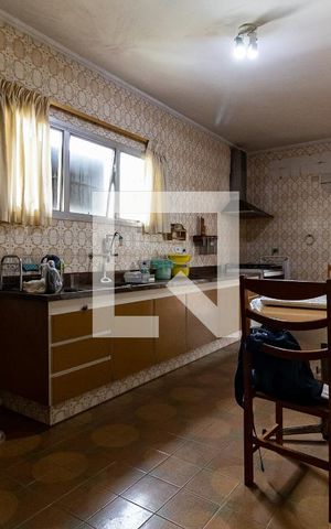 Casa à venda com 400m², 2 quartos e 3 vagas Casa à venda com 400m², 2 quartos e 3 vagasCozinha