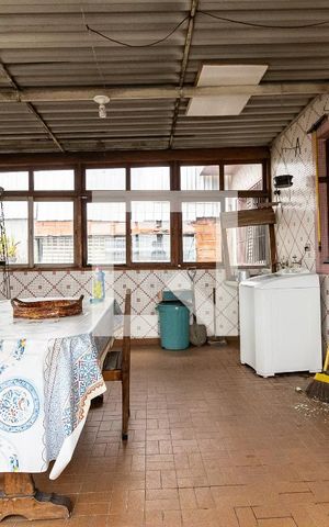 Casa à venda com 400m², 2 quartos e 3 vagas Casa à venda com 400m², 2 quartos e 3 vagasVaranda