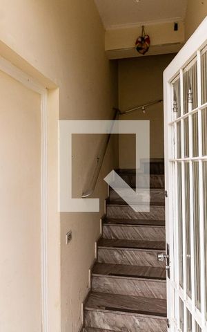 Casa à venda com 400m², 2 quartos e 3 vagas Casa à venda com 400m², 2 quartos e 3 vagasEscada