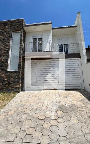 Casa à venda com 172m², 3 quartos e 2 vagas Casa à venda com 172m², 3 quartos e 2 vagasFachada