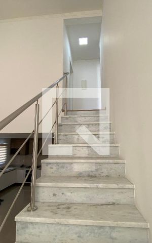 Casa à venda com 172m², 3 quartos e 2 vagas Casa à venda com 172m², 3 quartos e 2 vagasEscada