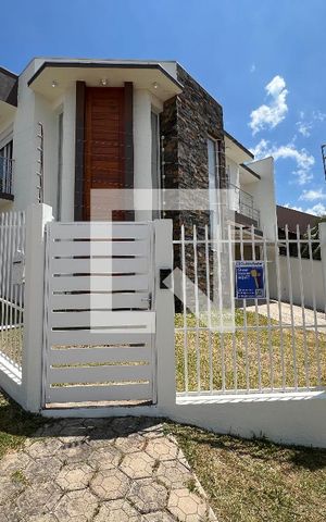 Casa à venda com 172m², 3 quartos e 2 vagas Casa à venda com 172m², 3 quartos e 2 vagasFachada