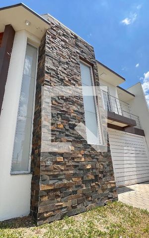 Casa à venda com 172m², 3 quartos e 2 vagas Casa à venda com 172m², 3 quartos e 2 vagasFachada