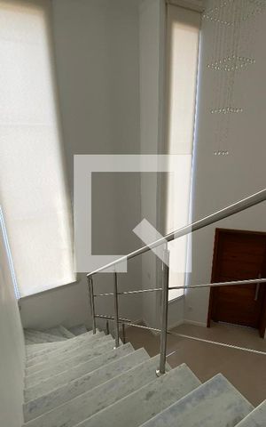 Casa à venda com 172m², 3 quartos e 2 vagas Casa à venda com 172m², 3 quartos e 2 vagasEscada