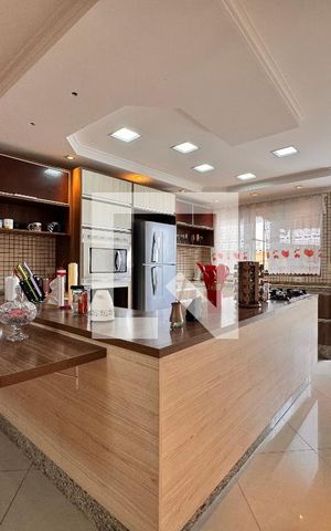 Casa à venda com 266m², 3 quartos e 5 vagas Casa à venda com 266m², 3 quartos e 5 vagasCozinha