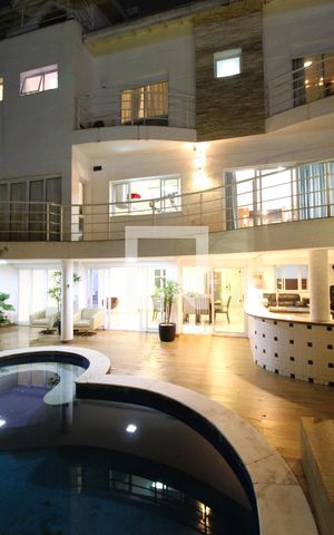 Casa à venda com 400m², 4 quartos e 4 vagasÁrea Exterma - Piscina