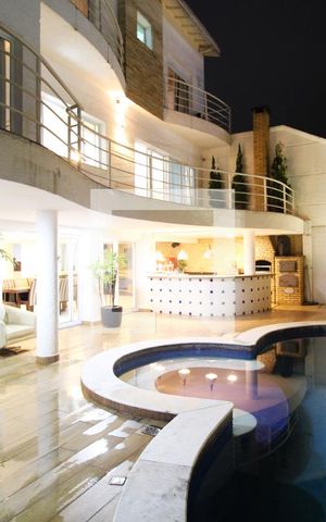 Casa à venda com 400m², 4 quartos e 4 vagasÁrea Exterma - Piscina