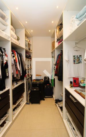 Casa à venda com 400m², 4 quartos e 4 vagasCloset da Suíte 4
