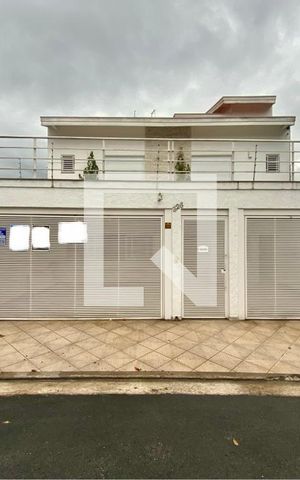 Casa à venda com 400m², 4 quartos e 4 vagas Casa à venda com 400m², 4 quartos e 4 vagasFachada com plaquinha