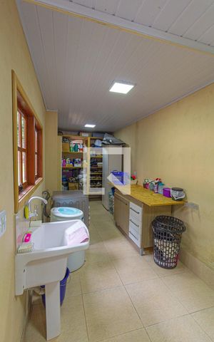 Casa à venda com 256m², 5 quartos e 3 vagas Casa à venda com 256m², 5 quartos e 3 vagasÁrea de Serviço