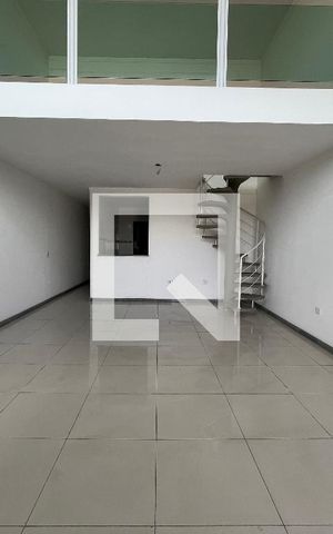 Casa à venda com 225m², 3 quartos e 3 vagas Casa à venda com 225m², 3 quartos e 3 vagasSala