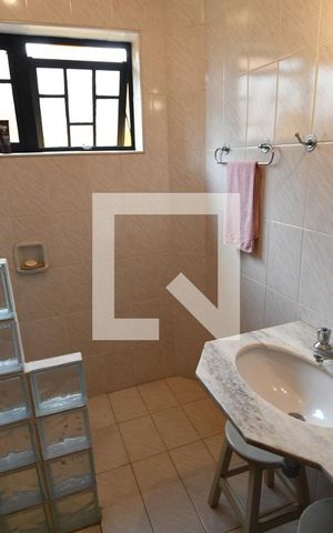 Casa de condomínio à venda com 400m², 5 quartos e 4 vagasBanheiro de serviço