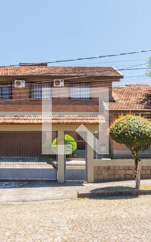 Casa à venda com 500m², 3 quartos e 4 vagas Casa à venda com 500m², 3 quartos e 4 vagasFachada
