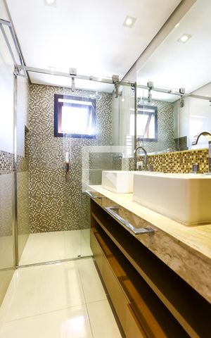 Casa para alugar com 141m², 3 quartos e 3 vagas Casa para alugar com 141m², 3 quartos e 3 vagasBanheiro da Suíte 2