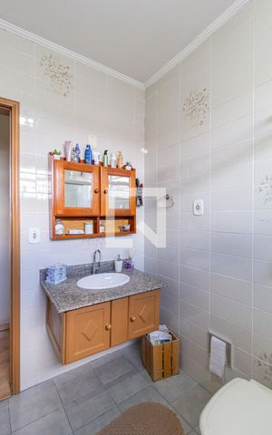 Casa à venda com 215m², 3 quartos e 2 vagas Casa à venda com 215m², 3 quartos e 2 vagasBanheiro