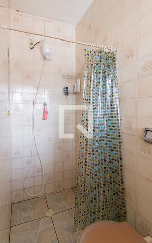 Casa à venda com 215m², 3 quartos e 2 vagas Casa à venda com 215m², 3 quartos e 2 vagasBanheiro de serviço