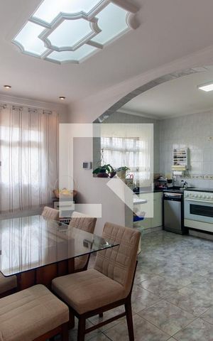 Casa à venda com 260m², 3 quartos e 4 vagas Casa à venda com 260m², 3 quartos e 4 vagasCopa