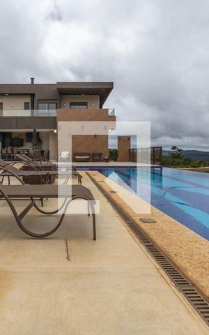 Casa de condomínio à venda com 800m², 5 quartos e 6 vagas Casa de condomínio à venda com 800m², 5 quartos e 6 vagasÁrea comum - Piscina