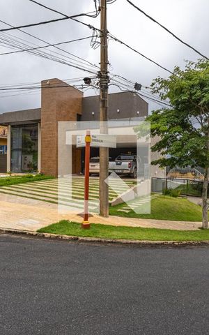 Casa de condomínio à venda com 800m², 5 quartos e 6 vagas Casa de condomínio à venda com 800m², 5 quartos e 6 vagasFachada