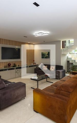 Casa de condomínio à venda com 800m², 5 quartos e 6 vagas Casa de condomínio à venda com 800m², 5 quartos e 6 vagasSala de TV