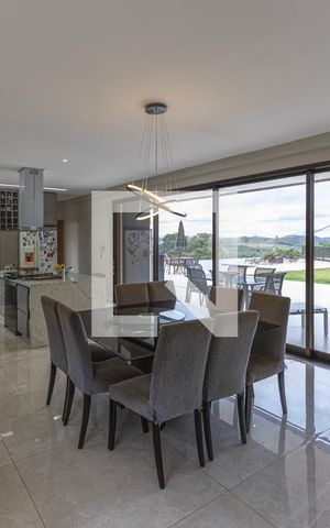 Casa de condomínio à venda com 800m², 5 quartos e 6 vagas Casa de condomínio à venda com 800m², 5 quartos e 6 vagasSala de Jantar